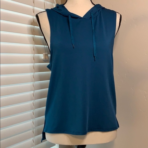 Regna Lightweight Sleeveless Hoodie Split HiLow - Picture 2 of 5